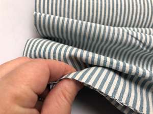 Fastvævet bomuld - deko stof med Emil-striber i offwhite og petrol, ekstra bred